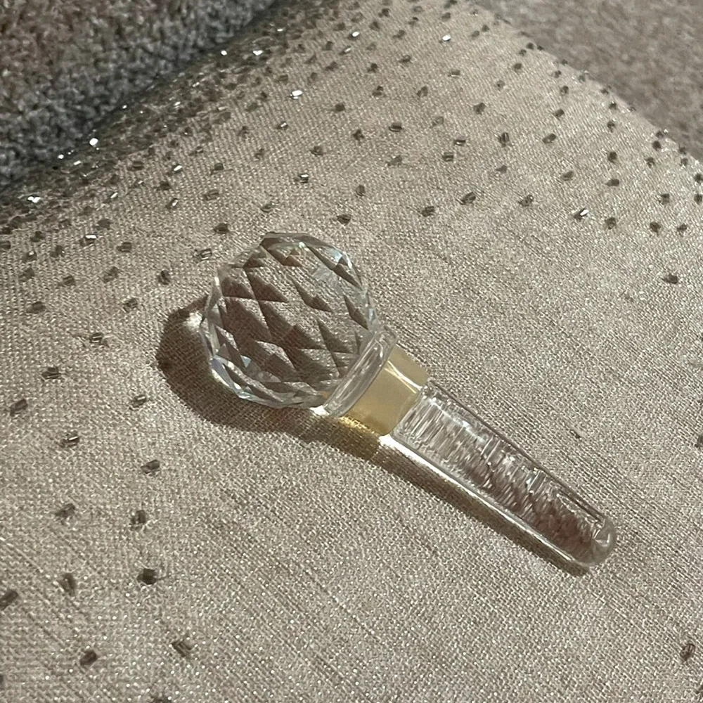 Elegant Crystal Wine Stopper